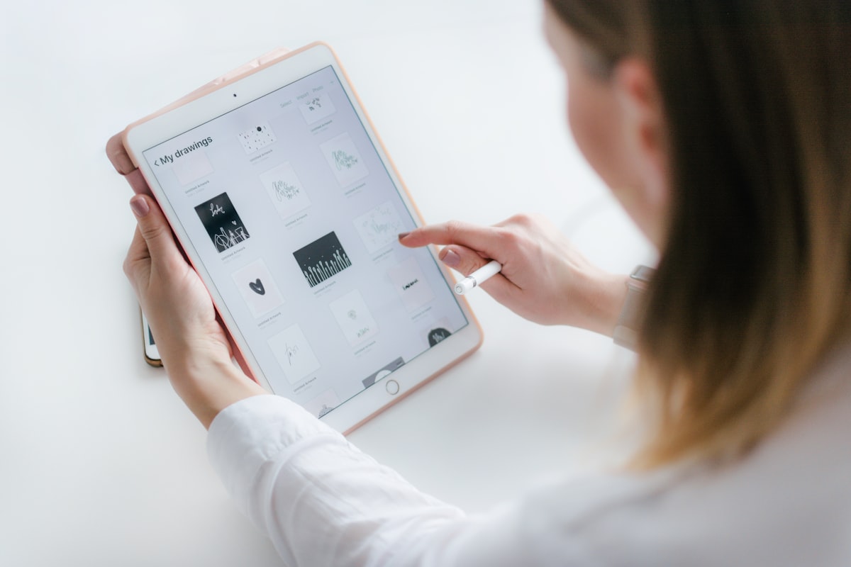 タブレットの画面を操作している手元